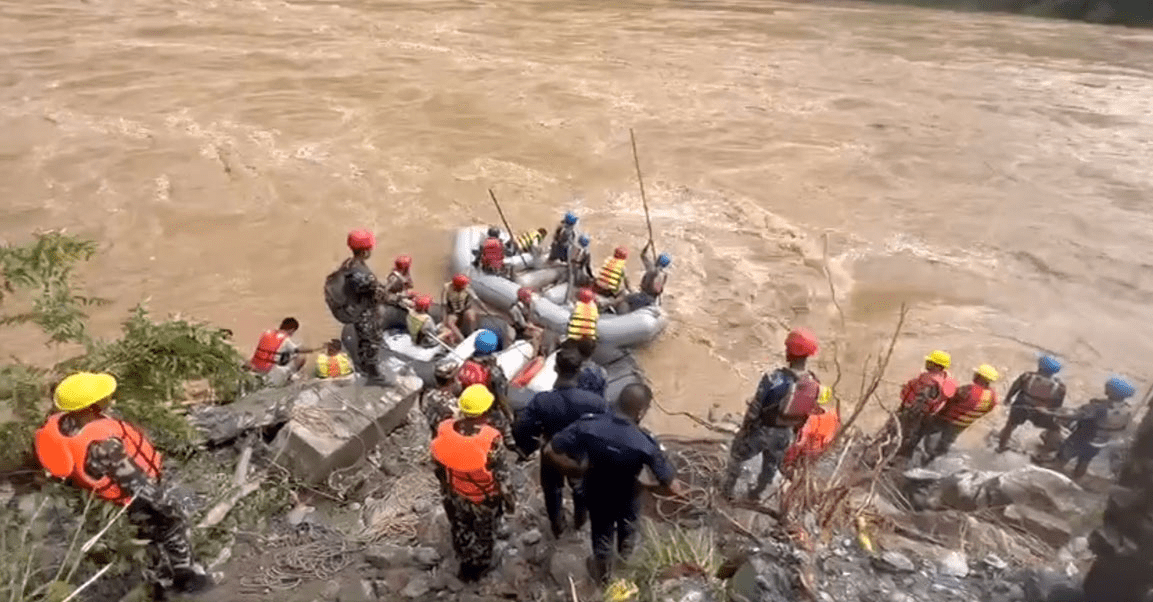 නේපාලයේ බස් රථ දෙකක් ගඟකට පෙරළී 65 දෙනෙකු අතුරුදන්