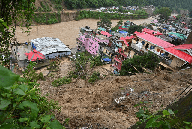 ඉන්දියාවේ නායයෑමකින් පුද්ගලයන් 36 ක් ජීවිතක්ෂයට