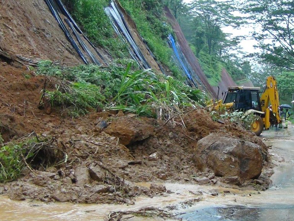 නාවලපිටියේ පස් කන්දක් කඩා වැටෙයි