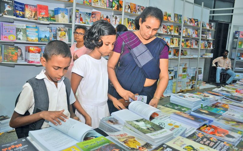 පාසල් දරුවන්ට පොත්පත් මිලදී ගැනීමට දීමනාවක්